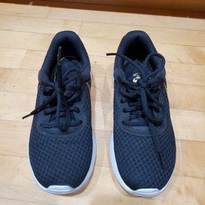 Nike Tanjun Womens Sneaker, 6, Black